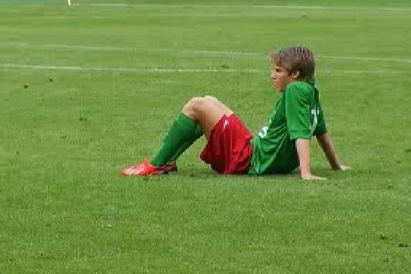 Valentin Jacob abattu au coup de sifflet final. L'attaquant sedanais a pourtant failli mettre ses coéquipiers sur la bonne voie, en frappant sur le poteau dès la 1ère minute de jeu.