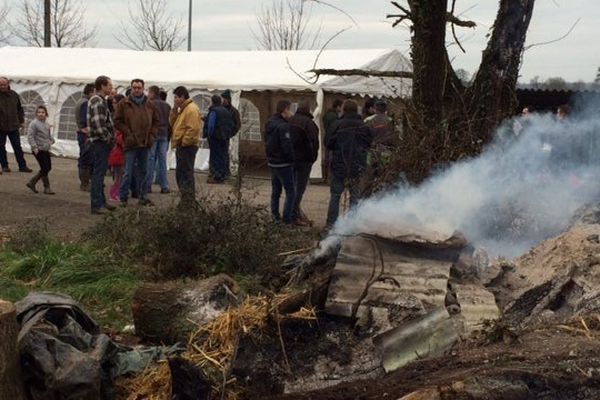 A Montmorillon (86), les agriculteurs bloquent la plateforme Easydis.