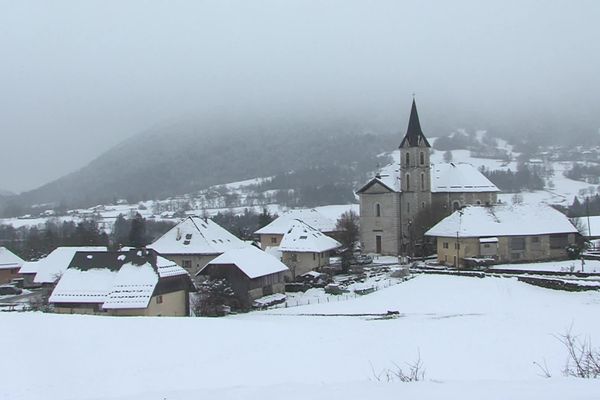 L'église d'Arith (Savoie) a été entièrement rénovée grâce à un don de deux sœurs tombées amoureuses du village des Bauges.