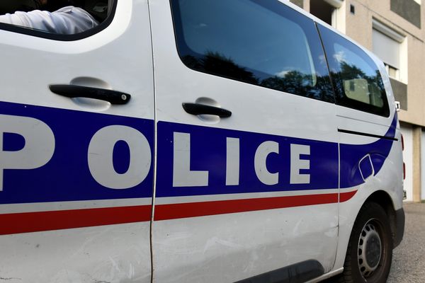 Une perquisition de son domicile a permis de découvrir deux ordinateurs portables volés également à la mairie de Feyzin (Rhône), dans la nuit du 13 au 14 juin.