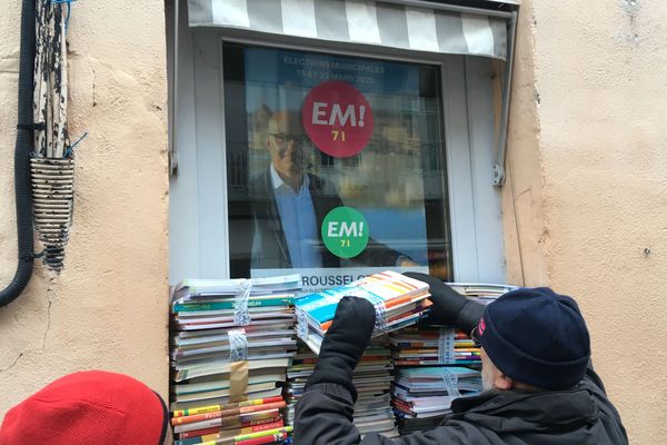 En moins de dix minutes, l’accès à la permanence du candidat LREM a été totalement obstrué.