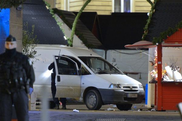 La camionnette après le drame lundi place Royale.