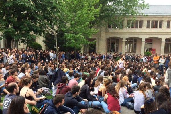 Assemblée générale des étudiants grévistes à Lyon 2