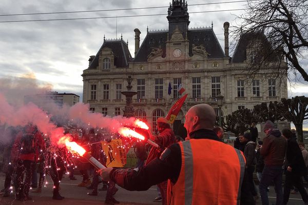 Manifestation contre la réforme des retraites. Plusieurs cortèges se retrouvent devant la mairie de Limoges le 9 janvier 2020. 