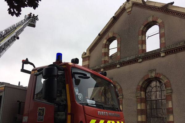 La moitié des écuries est partie en fumée mais les chevaux ont été épargnés. 30 pompiers sont encore sur place ce vendredi matin.