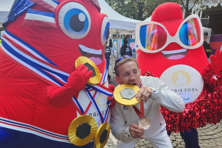 IMAGES. "C'était énorme" La grande parade de Cyril Jonard, médaillé de Bronze en judo paralympique