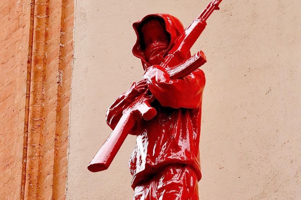 Nouvelle scultpture et installation surprise de l'artiste toulousain James Colomina. Un enfant au fusil, "pour rappeler que les enfants sont les premières victimes des conflits armés".