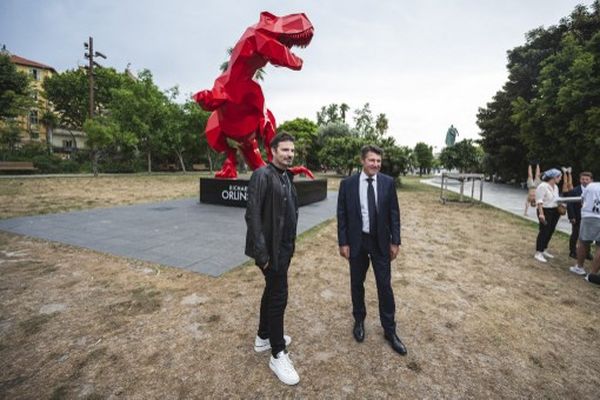 Le 22 juin 2023, Richard Orlinski, à gauche, ainsi que le maire de Nice Christian Estrosi, se prêtent au jeu des questions et réponses face à la presse pour présenter le chemin artistique mis en place par le sculpteur dans la plus grande ville azuréenne.