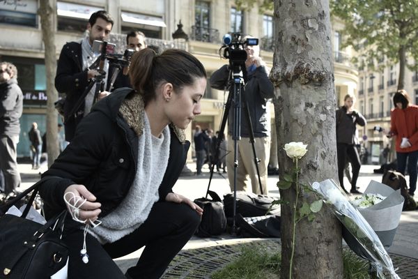 Hommage au policier tué lors de l'attentat du 20 avril sur les Champs-Elysées à Paris 