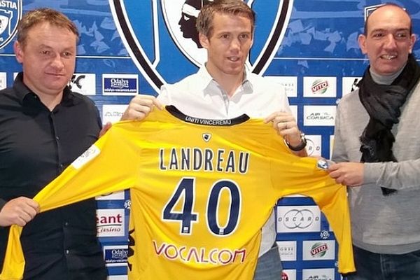 Le gardien international Mickaël Landreau a signé à Bastia pour six mois.