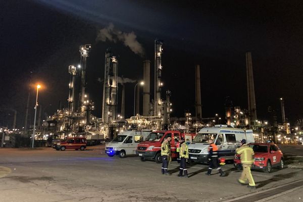 Devant la raffinerie, les équipes européennes débutent l'intervention fictive imaginée par les sapeurs-pompiers du SDMIS.