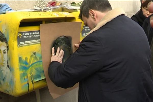 C215 a restauré ses portraits de Simone Veil devant la mairie du XIIIe arrondissement de Paris