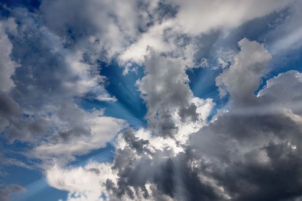 Quelques belles éclaircies au milieu des nuages.