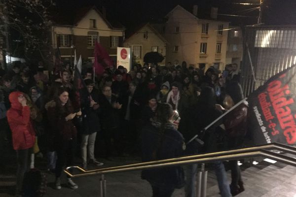 Une centaine d'étudiants se sont rassemblés mardi 12 novembre devant le CROUS de Clermont-Ferrand, après la tentative de suicide d'un camarade à Lyon.