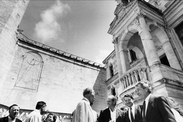 Michel Crépeau devant l'hôtel de ville de La Rochelle en 1986