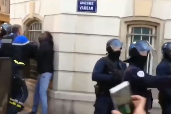 Un commandant de police décoré filmé en train de frapper plusieurs personnes à Toulon