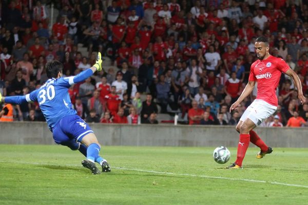 Ligue 2 - Nîmes a repris la deuxième place du classement à Ajaccio, mardi lors de la 35e journée.
