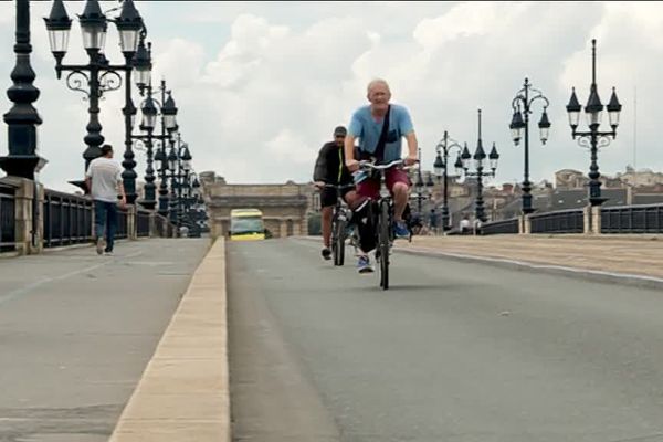 Les cyclistes sont heureux de la fermeture définitive du pont de pierre à la circulation automobile.