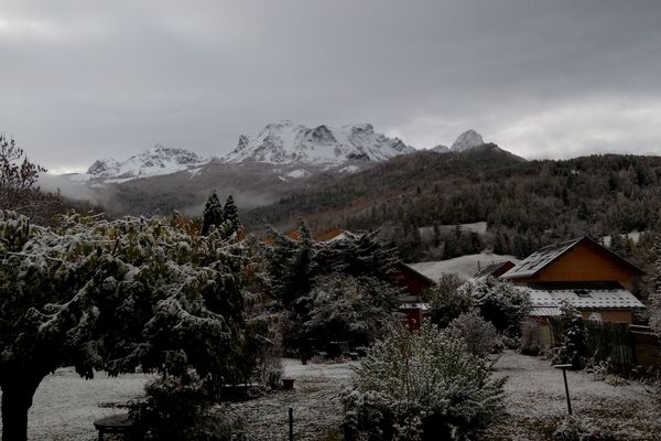 Les habitants des Alpes de Haute Provence se sont réveillés ce matin sous la neige.