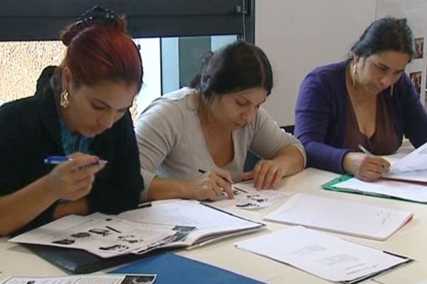 Dans le 8e arrondissement de Lyon, le siège du dispositif expérimental d'insertion des Roms sert aussi de salle de classe - oct.2012