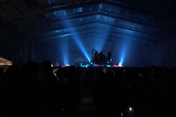 Le 31 décembre 2020, vers 21h, 2500 personnes se sont rassemblées à Lieuron, entre Rennes et Redon, dans un vaste hangar désaffecté où avaient été aménagés trois espaces de danse