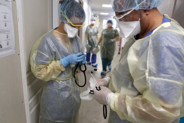 En Corse, des médecins généralistes tentent de soulager leurs patients atteints par le Covid19, malgré l'absence de protocole reconnu par les autorités sanitaires.