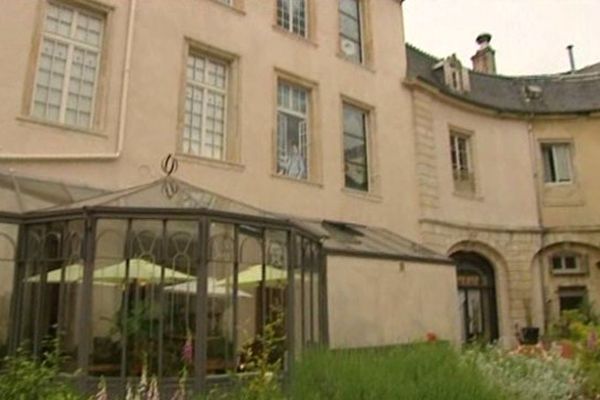 La véranda que le propriétaire de l'hôtel doit démolir