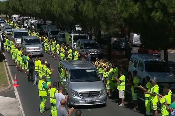 En tenue de travail, les salariés ont applaudi le passage du convoi mortuaire. Celui de leur patron et président du Montpellier Hérault SC, Louis Nicollin.