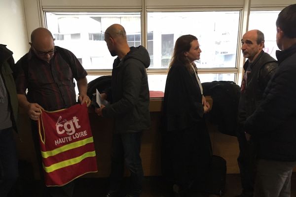 Huit représentants du personnel de Cheynet et fils étaient présents au tribunal de commerce de Lyon, le 5 décembre.