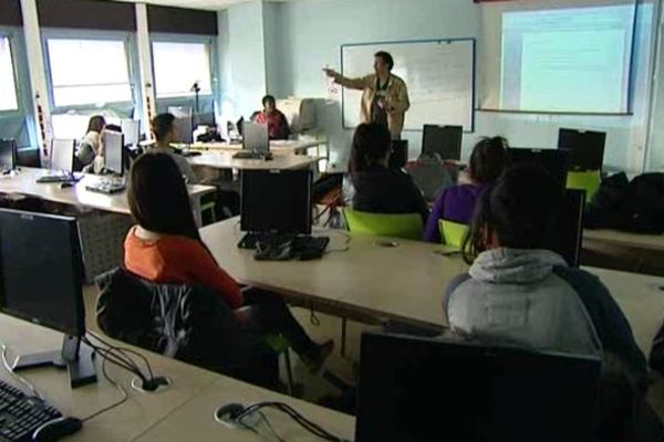 Animé par l'écrivain Mouloud Akkouch, l'atelier d'écriture donne progressivement confiance aux élèves