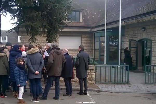 Des parents d'élèves devant le Conseil Départemental de l'Yonne, mercredi 13 février