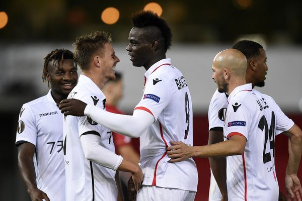 Mario Balotelli célèbre la victoire avec ses coéquipiers lors du match contre Zulte Waregem le 14 septembre 