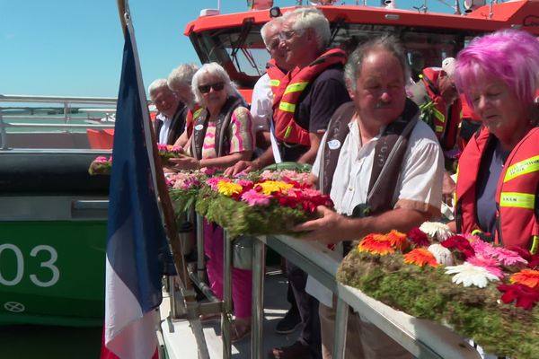 Chaque année, des habitants jettent des bouquets de fleurs en hommage aux marins disparus lors de la fête de la mer.