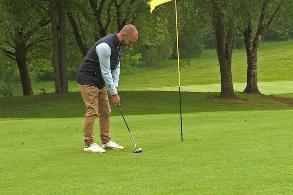 Le directeur du golf de la forêt verte teste le putting sans retirer le drapeau, un des "gestes barrière" à appliquer