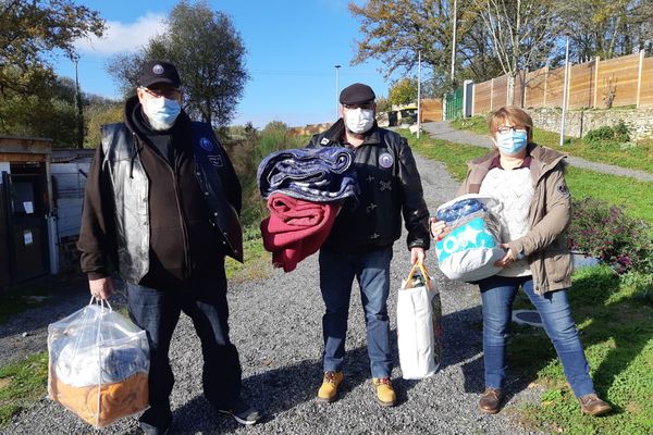 Des "motards solidaires" livrent des personnes à risque ainsi que le refuge de la SPA. 