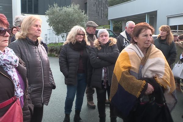 Ce mardi 9 janvier, une cinquantaine de personnes ont manifesté devant le service de dialyse à Sartène.