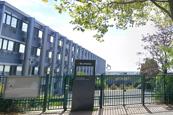 Les professeurs et personnels du lycée Romain Rolland, à Ivry-sur-Seine (Val de Marne), font face à un taux étonnament important de cancers ces dernières années.