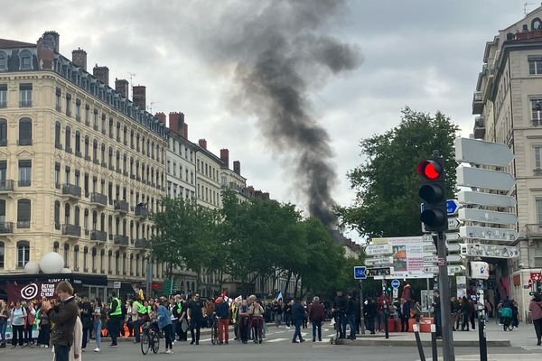 Manifestation du 1er mai 2024 à Lyon, deux cortèges distincts ont défilé. L'un dans le calme des revendications pour la paix et le travail, l'autre, dans la confrontation avec les forces de l'ordre