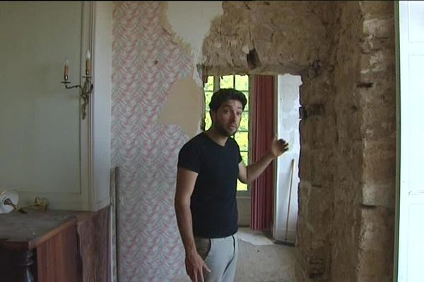 Guillaume Garbe dans son château de Carneville attaqué par la mérule