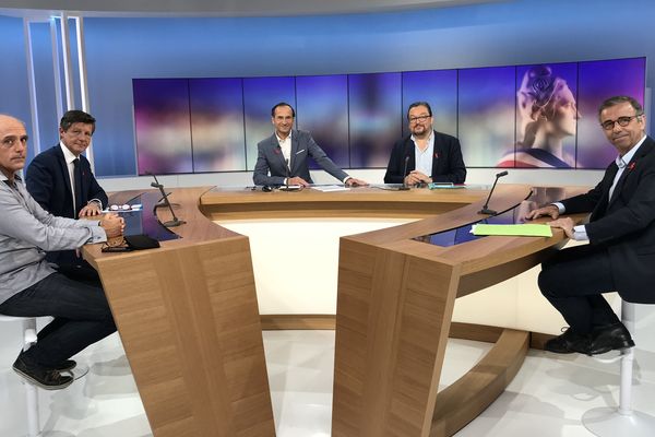 Le débat du second tour : trois candidats partent à la conquête de la mairie de Bordeaux - Philippe Poutou à droite sur la photo premier plan à côté de Nicolas Florian maire sortant. À droite, l'écologiste Pierre Hurmic. Débat animé par Franck Omer et Jean Petaux