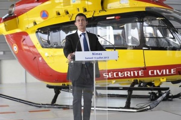 Manuel Valls devant un hélicoptère de la sécurité civile