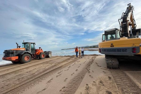 Une pelleteuse et un tractopelle sont intervenus le 17 août pour dégager l'embouchure du fleuve Argens, sur cette plage de Saint-Aygulf (Var).