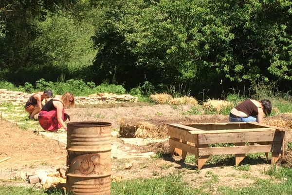 La route de la Cassette est un site classé zone naturelle et protégée. 4.500 m2 de terrain de quoi faire rêver, mais il y a encore beaucoup de travail.