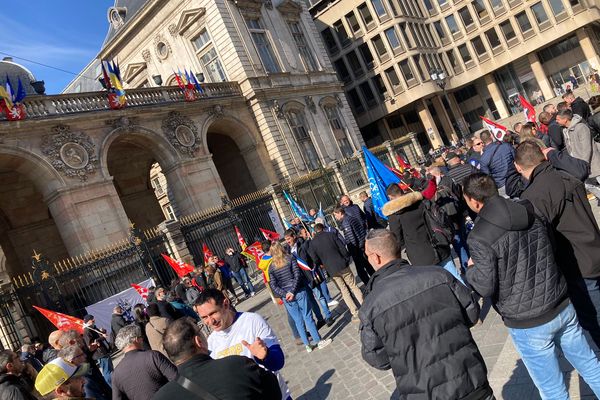 Plusieurs policiers municipaux se sont rassemblés devant la mairie.