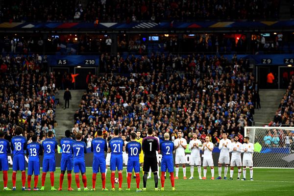 Un hommage à Raymond Kopa au stade de France avant le match amical France-Espagne