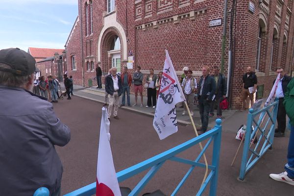 RESF organisait un rassemblement devant l'école des enfants pour sensibiliser les parents d'élèves à la situation de la famille et interpeller la préfecture.