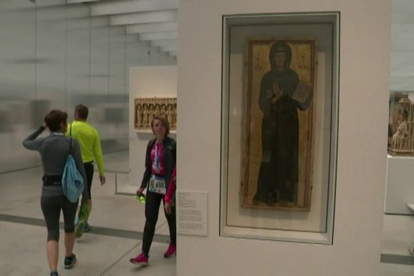 Image insolite pour une course sportive : les coureurs peuvent terminer l'épreuve dans les allées du musée en changeant d'allure