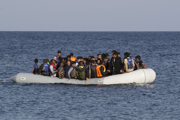 Une embarcation de migrants au large de l'île grecque de Lesvos