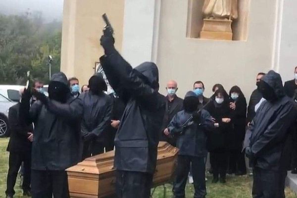 Des militants du FLNC rendent hommage à Stéphane Leca, assassiné lundi dernier à San Nicolao.