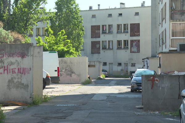 Le centre de distribution des Restos du cœur de Nimes dans le quartier du Chemin bas d'Avignon est tout près d'un point de deal. Conséquences : les bénéficiaires n'osent plus venir et il manque des bénévoles. Le président tire la sonnette d'alarme.